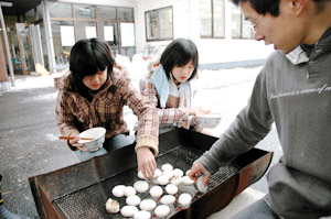 餅焼きの様子